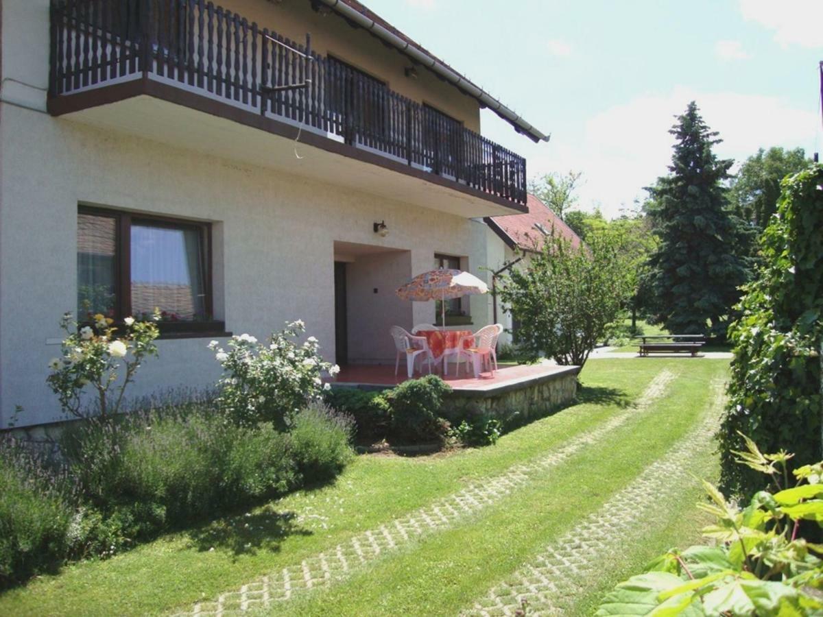 BalatonboglárGyongyvirag Vendeghazアパートメント エクステリア 写真